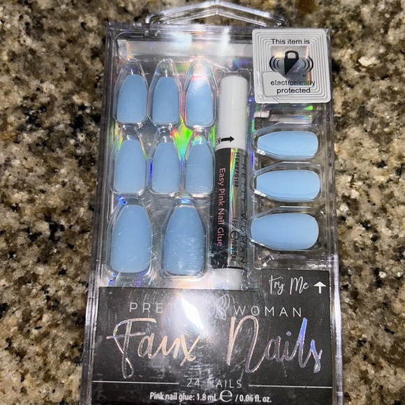 Faux nails with glue - Picture 2 of 4